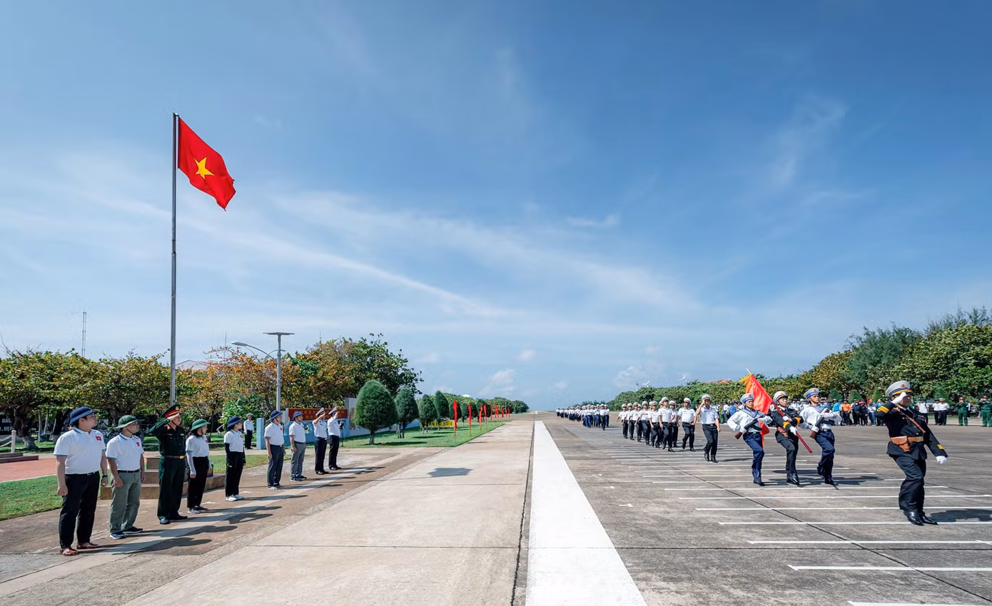 Trong nắng chiều rực rỡ, với biển xanh, gió lộng của đảo Trường Sa Lớn, Quốc ca vang lên đầy hào hùng, xúc động. Những sinh viên tuổi đời mười tám, đôi mươi đặt tay lên ngực trái, vang giọng hát Quốc ca trong niềm niềm tự hào, thiêng liêng. Trong nắng chiều rực rỡ, với biển xanh, gió lộng của đảo Trường Sa Lớn, Quốc ca vang lên đầy hào hùng, xúc động. Những sinh viên tuổi đời mười tám, đôi mươi đặt tay lên ngực trái, vang giọng hát Quốc ca trong niềm niềm tự hào, thiêng liêng.
