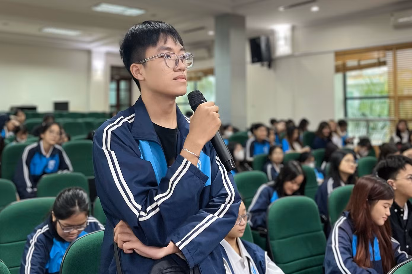 Sinh viên trao đổi với diễn giả trong chương trình. Sinh viên trao đổi với diễn giả trong chương trình.
