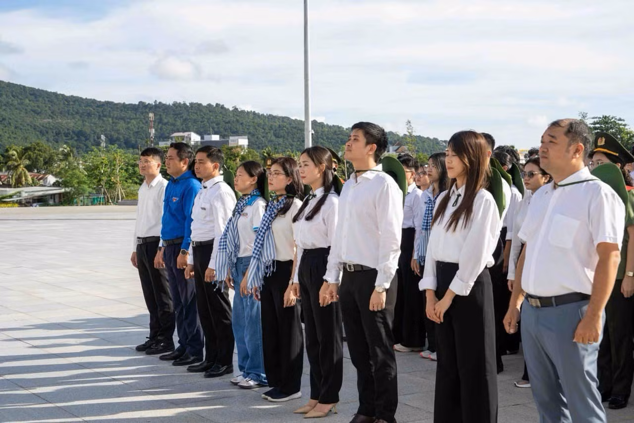 Các đại biểu dâng hương tưởng nhớ các anh hùng liệt sĩ.
