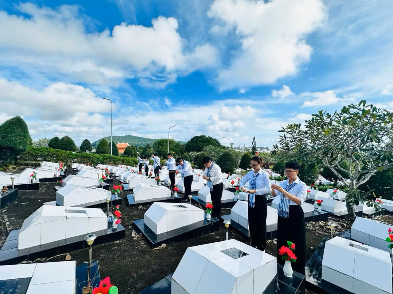 Các đại biểu thắp hương tưởng nhớ các anh hùng liệt sĩ.