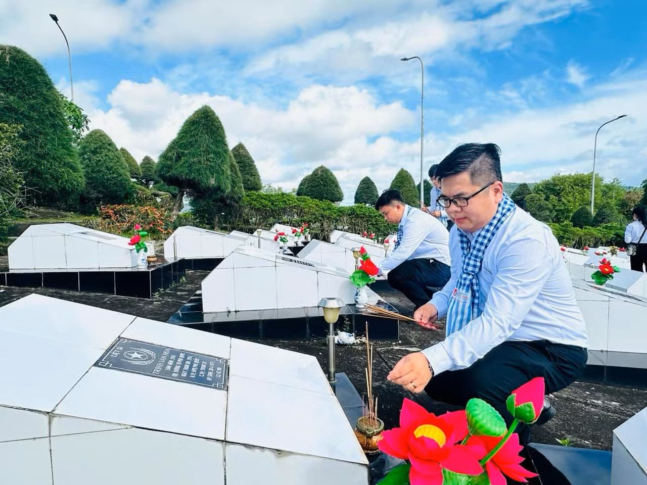 Các đại biểu thắp hương tưởng nhớ các anh hùng liệt sĩ.