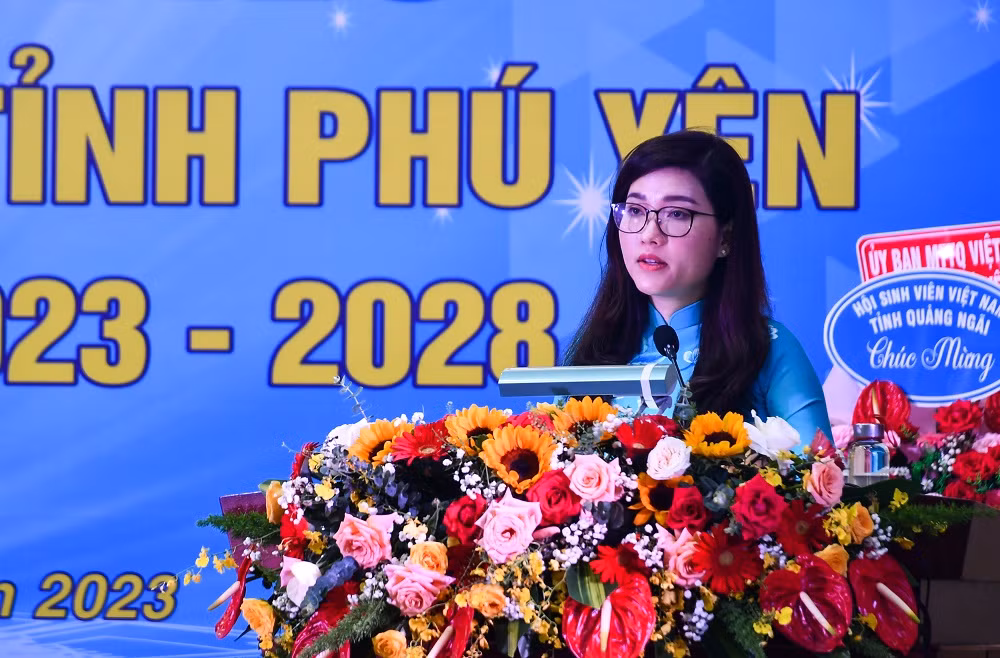 Chị Hồ Hồng Nguyên - Phó Chủ tịch thường trực T.Ư Hội Sinh viên Việt Nam, phát biểu chỉ đạo Đại hội. Chị Hồ Hồng Nguyên - Phó Chủ tịch thường trực T.Ư Hội Sinh viên Việt Nam, phát biểu chỉ đạo Đại hội.