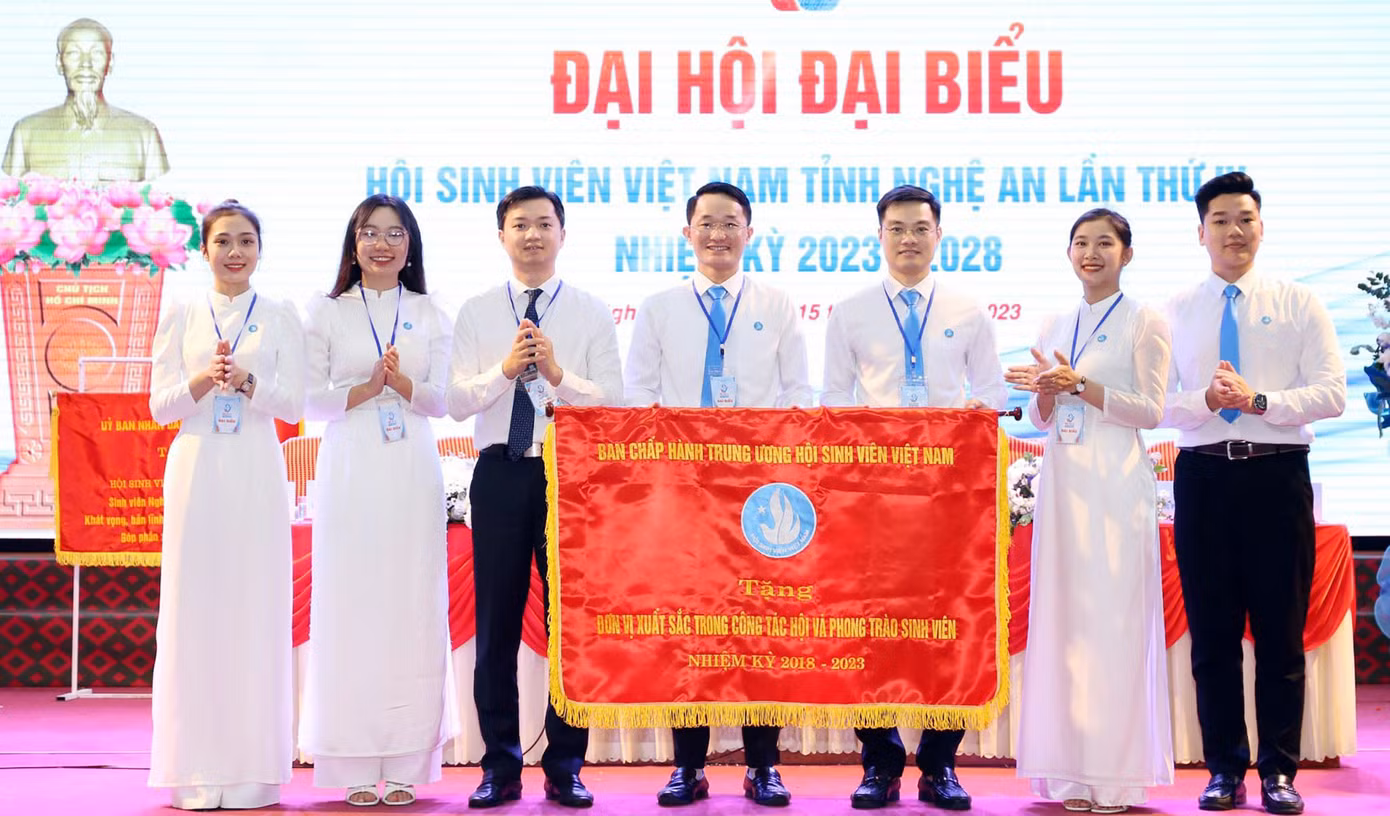 Dịp này, T.Ư Hội Sinh viên Việt Nam trao tặng Cờ thi đua cho Hội Sinh viên tỉnh Nghệ An vì đã có thành tích xuất sắc trong công tác Hội và phong trào Sinh viên, nhiệm kỳ 2018 - 2023. Dịp này, T.Ư Hội Sinh viên Việt Nam trao tặng Cờ thi đua cho Hội Sinh viên tỉnh Nghệ An vì đã có thành tích xuất sắc trong công tác Hội và phong trào Sinh viên, nhiệm kỳ 2018 - 2023.