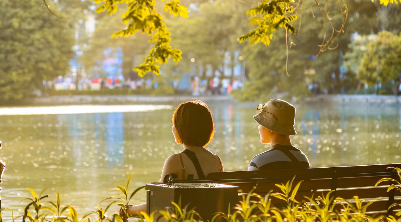 Sinh viên Thủ đô hào hứng đón gió mùa đầu mùa trong không khí se lạnh, khoác lên mình những chiếc áo len ấm áp và cùng nhau tận hưởng hương vị đặc trưng của mùa Đông sắp về. Sinh viên Thủ đô hào hứng đón gió mùa đầu mùa trong không khí se lạnh, khoác lên mình những chiếc áo len ấm áp và cùng nhau tận hưởng hương vị đặc trưng của mùa Đông sắp về.