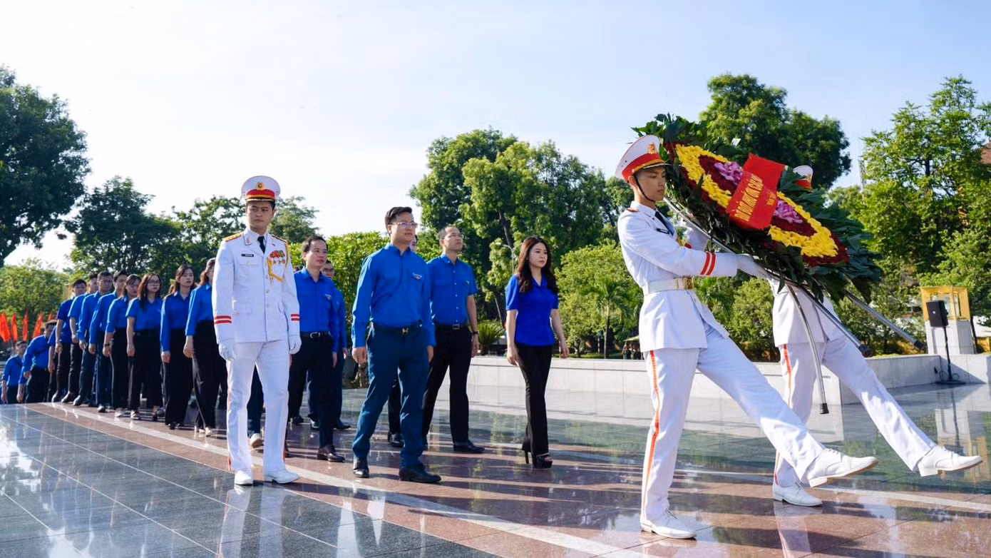 Chị Chu Hồng Minh - Ủy viên Ban Thường vụ T.Ư Đoàn, Bí thư Thành Đoàn Hà Nội, làm Trưởng đoàn đã dâng hương, đặt vòng hoa tưởng niệm các Anh hùng liệt sĩ tại tượng đài Bắc Sơn.