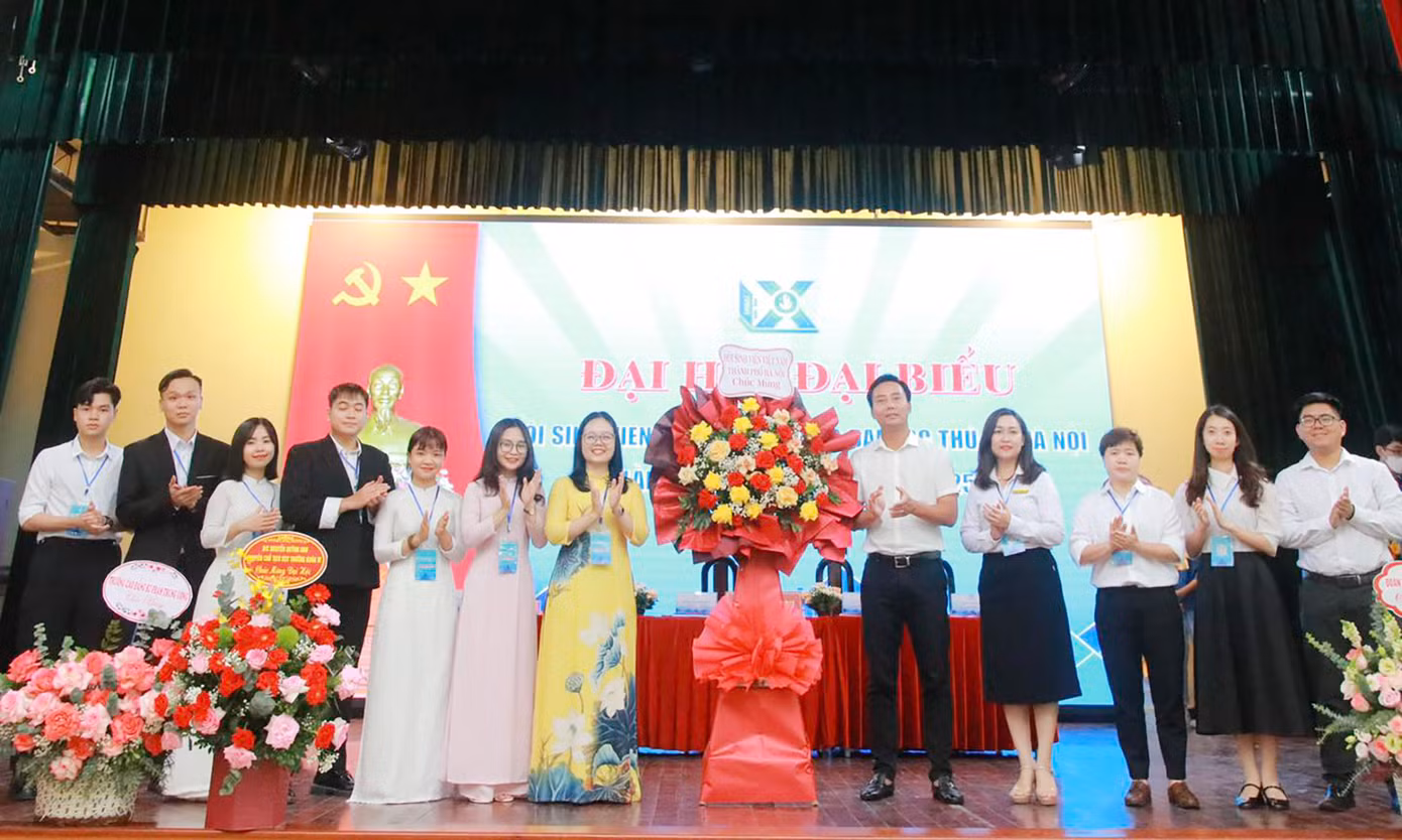 Anh Nguyễn Đức Tiến - Phó Bí thư Thành Đoàn Hà Nội tặng hoa chúc mừng Đại hội Đại biểu Hội Sinh viên trường ĐH Thủ đô. Anh Nguyễn Đức Tiến - Phó Bí thư Thành Đoàn Hà Nội tặng hoa chúc mừng Đại hội Đại biểu Hội Sinh viên trường ĐH Thủ đô.