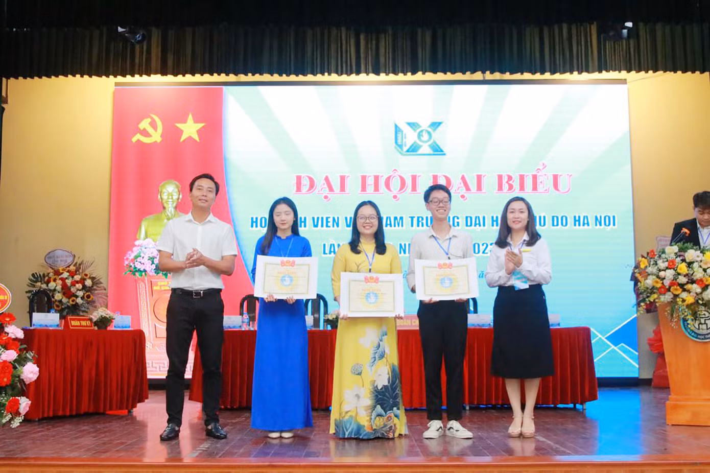 Tặng Bằng khen của T.Ư Hội Sinh viên Việt Nam cho tập thể, cá nhân. Tặng Bằng khen của T.Ư Hội Sinh viên Việt Nam cho tập thể, cá nhân.