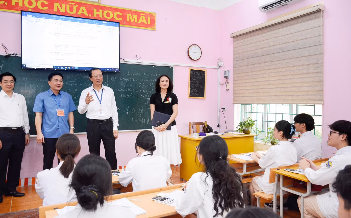 Đoàn công tác kiểm tra công tác chuẩn bị kỳ thi tại trường THPT Vĩnh Yên.