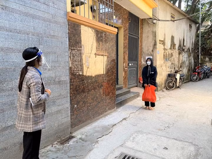 Không chỉ chăm sóc với các sinh viên F0 cách ly tại trường mà một số trường đại học còn đến tận nơi sinh viên ở trọ để gửi những món quà hỗ trợ sinh viên F0 gặp hoàn cảnh khó khăn.