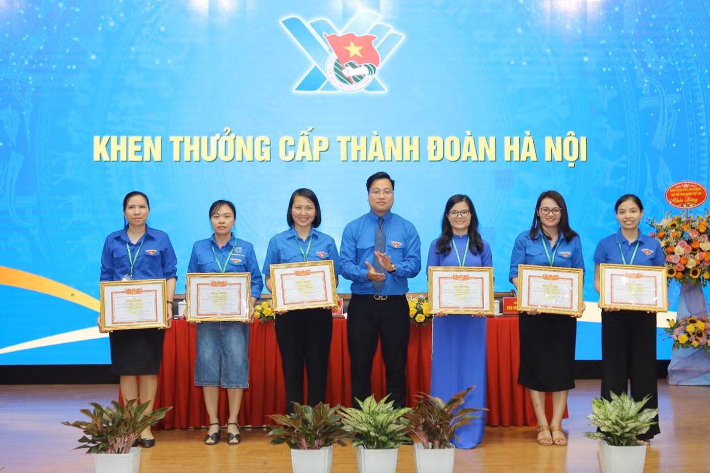 Thành Đoàn Hà Nội tặng bằng khen cho tập thể, cá nhân Học viện Nông nghiệp Việt Nam. Thành Đoàn Hà Nội tặng bằng khen cho tập thể, cá nhân Học viện Nông nghiệp Việt Nam.