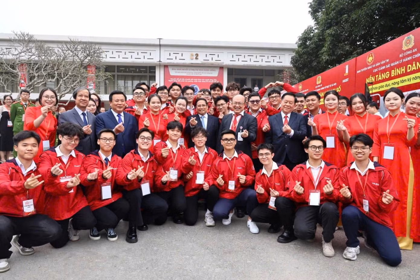 Phát động phong trào ‘Bình dân học vụ số’ và ra mắt nền tảng đào tạo quốc gia. Phát động phong trào ‘Bình dân học vụ số’ và ra mắt nền tảng đào tạo quốc gia.