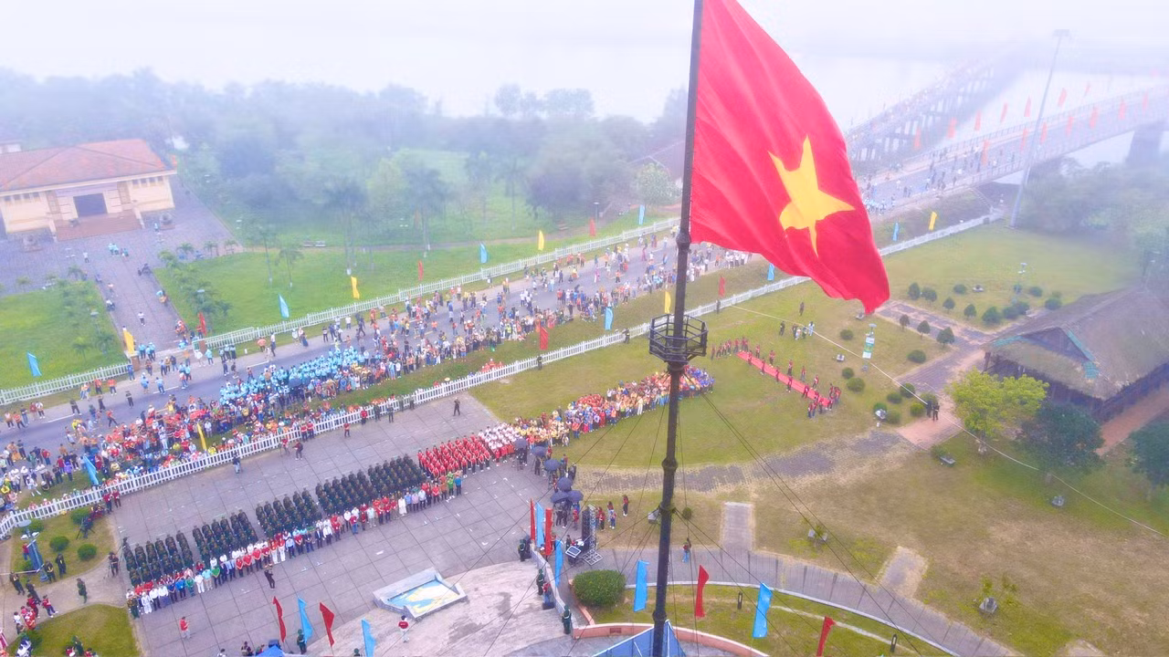 Lễ Thượng cờ Tổ quốc bên đôi bờ Hiền Lương - Bến Hải: Biểu tượng của hoà bình và thống nhất. Lễ Thượng cờ Tổ quốc bên đôi bờ Hiền Lương - Bến Hải: Biểu tượng của hoà bình và thống nhất.