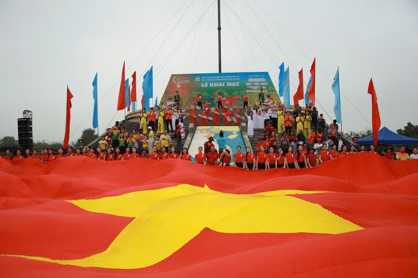 Lễ Thượng cờ Tổ quốc bên đôi bờ Hiền Lương - Bến Hải: Biểu tượng của hoà bình và thống nhất. Lễ Thượng cờ Tổ quốc bên đôi bờ Hiền Lương - Bến Hải: Biểu tượng của hoà bình và thống nhất.