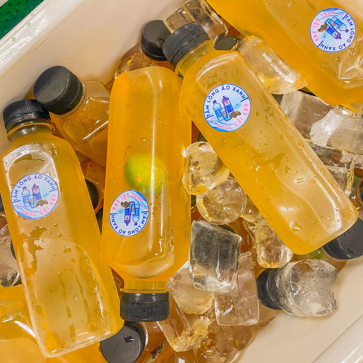 Các loại nước hoa quả như: Trà đào, trà chanh, trà quất... được các hội viên, thanh niên, giáo viên Tổng phụ trách Thủ đô tự tay pha chế theo hướng dẫn, hỗ trợ của hai thương hiệu đồ uống được giới trẻ Thủ đô ưa thích: Trà chanh Laca và Kadi Cafe; được Câu lạc bộ xe bán tải địa hình Việt Nam (PVCclub - CLB trực thuộc Hội LHTN Thành phố) vận chuyển miễn phí đến tận tay các chiến sỹ.