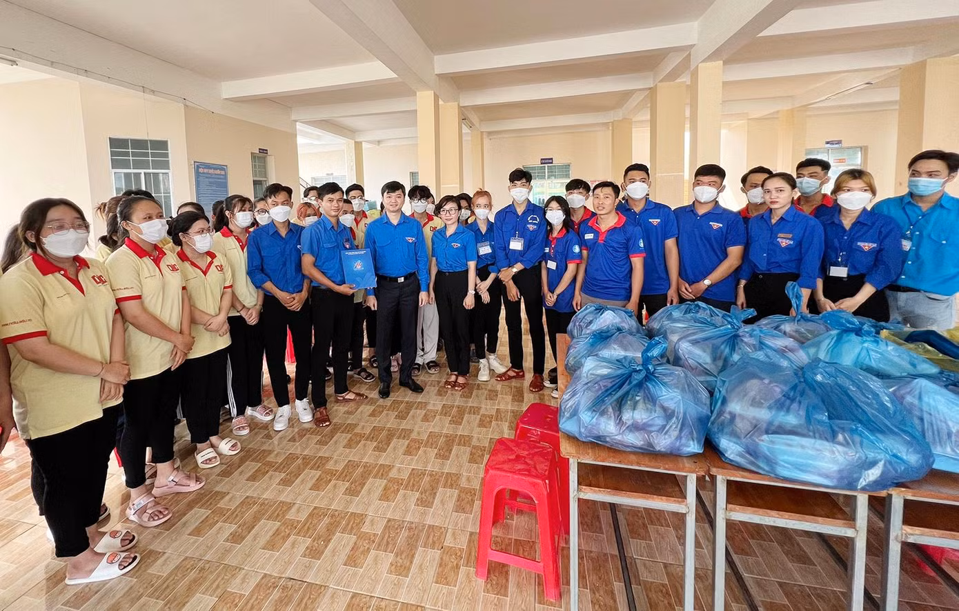 Đến thăm và tặng quà các đội hình "Tiếp sức mùa thi" tại Cà Mau, anh Nguyễn Minh Triết, Bí thư T.Ư Đoàn, Chủ tịch T.Ư Hội Sinh viên Việt Nam, biểu dương tinh thần của các tình nguyện viên.