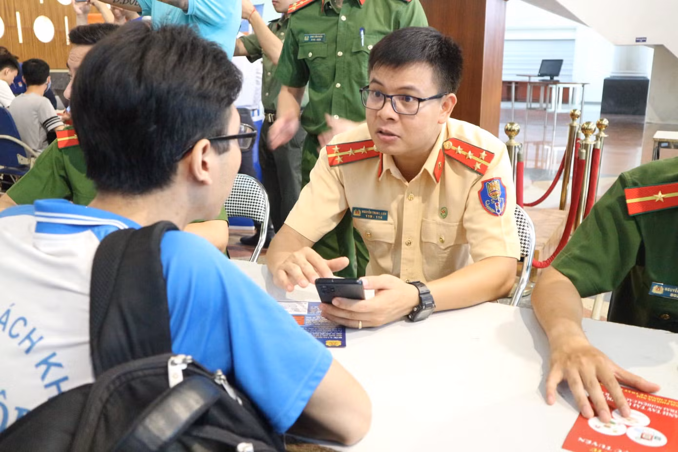 Các chiến sĩ công an hỗ trợ đoàn viên, sinh viên kích hoạt định danh điện tử mức 2.