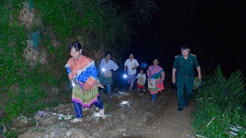 Thiếu tá Di cùng bà con lên lớp học xoá mù chữ.