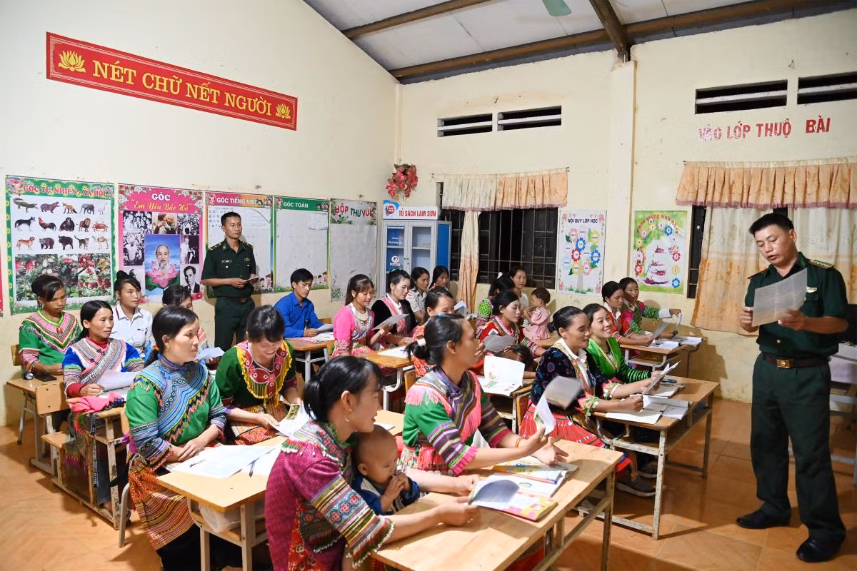 Thiếu tá Di cùng đồng đội đã tổ chức thành công 6 lớp xóa mù chữ cho hơn 250 học viên tại các bản Khằm 1, Khằm 2 và Pa Búa.