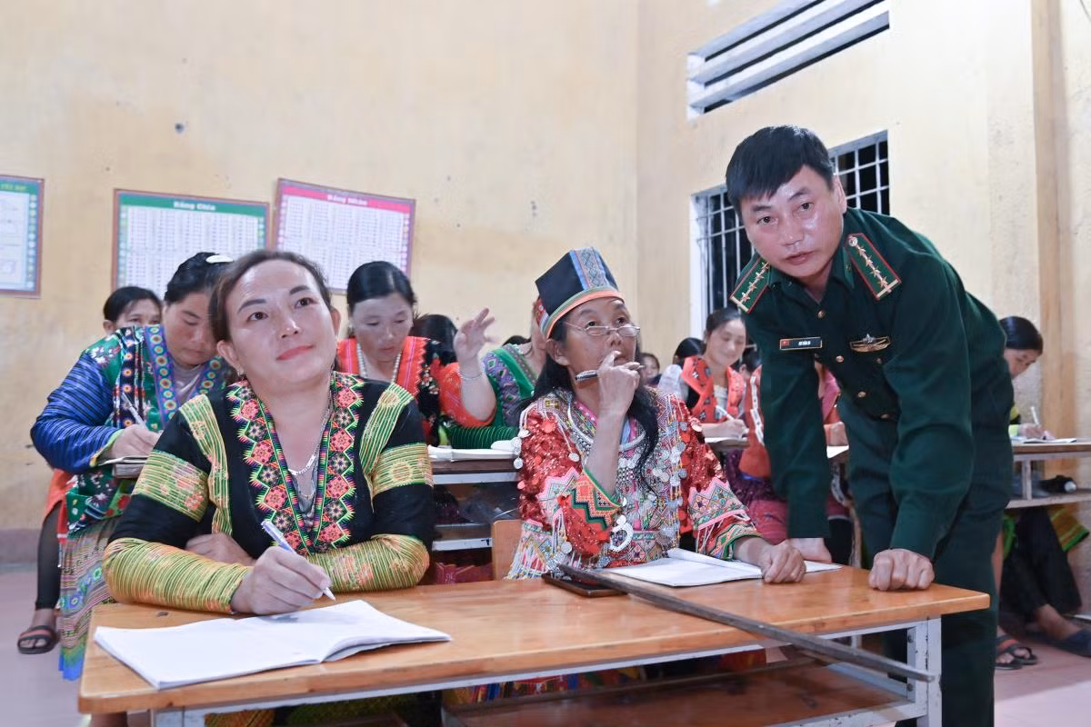 ‘Thầy giáo quân hàm xanh’ mang ánh sáng tri thức đến vùng biên viễn Mường Lát.