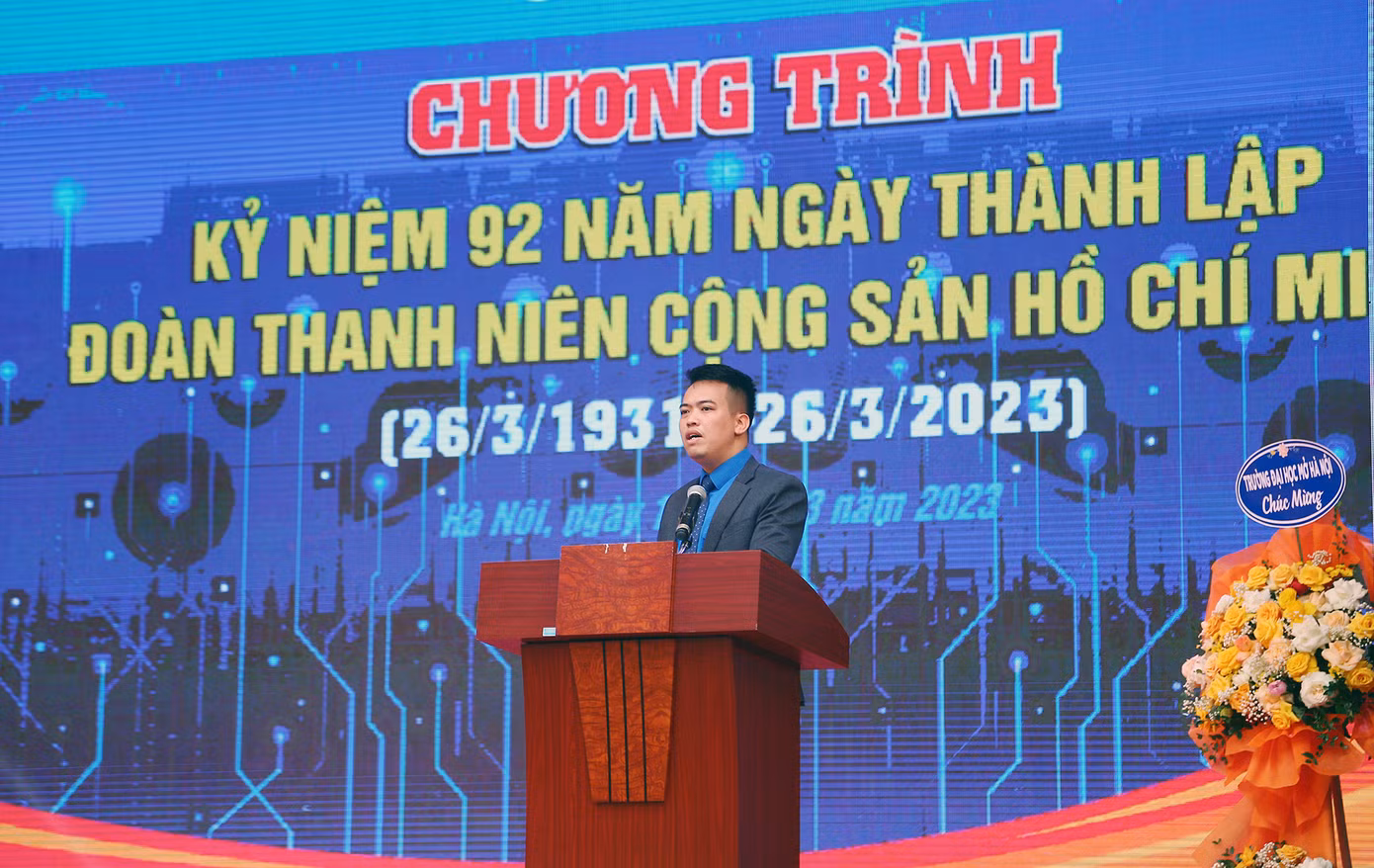Anh Lê Mạnh Hùng - Bí thư Đoàn Thanh niên trường ĐH Mở Hà Nội phát biểu tại chương trình.
