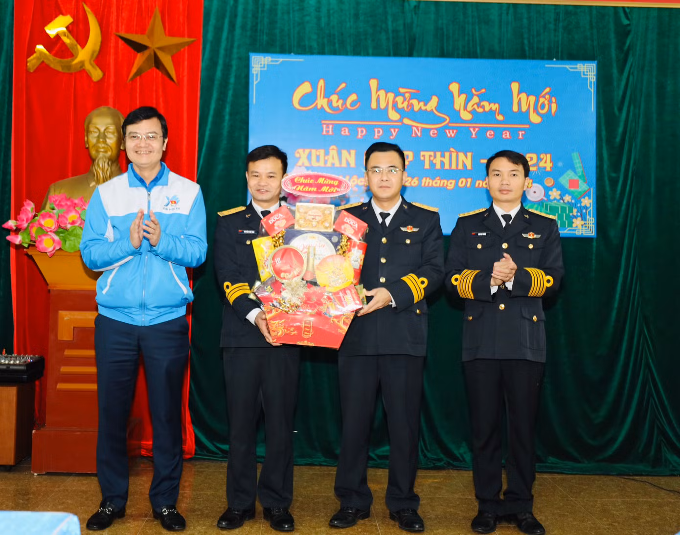 Bí thư thứ nhất T.Ư Đoàn Bùi Quang Huy tặng quà và Bản đồ Việt Nam cho cán bộ, chiến sĩ Hải đội 137.