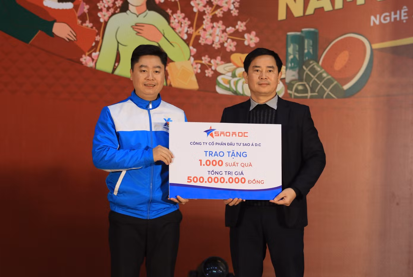 Đại diện Công ty Cổ phần Đầu tư Sao Á D.C trao tặng 1.000 suất quà trị giá 500 triệu đồng cho người dân huyện Nghi Lộc và Yên Thành. Số quà này đã được trao đến tay người dân trong 2 ngày (25 - 26/1).