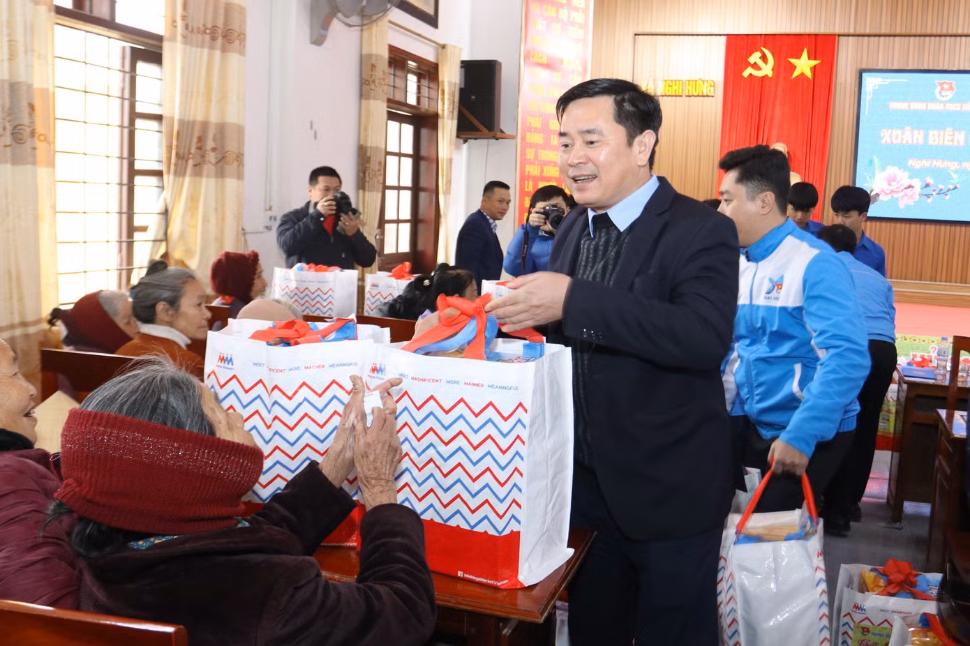 Đại diện Công ty Cổ phần Đầu tư Sao Á D.C trao tặng 1.000 suất quà trị giá 500 triệu đồng cho người dân huyện Nghi Lộc và Yên Thành. Số quà này đã được trao đến tay người dân trong 2 ngày (25 - 26/1).