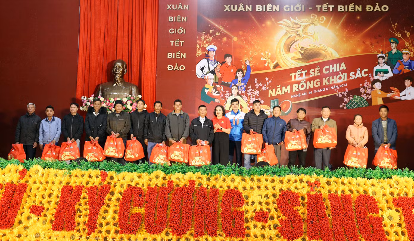 Chương trình đã trao tặng các suất quà ý nghĩa cho 350 người lao động.