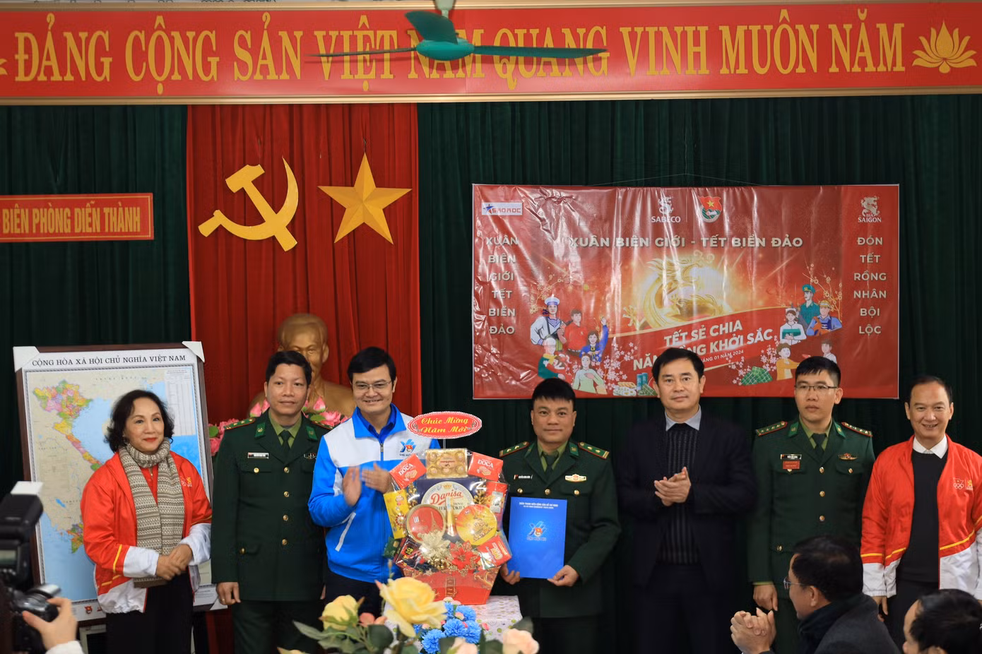 Bí thư thứ nhất T.Ư Đoàn Bùi Quang Huy thăm và tặng quà Tết cán bộ, chiến sĩ Hải đội 137, xã Phúc Thọ, huyện Nghi Lộc và Đồn Biên phòng xã Diễn Thành, huyện Diễn Châu, tỉnh Nghệ An.