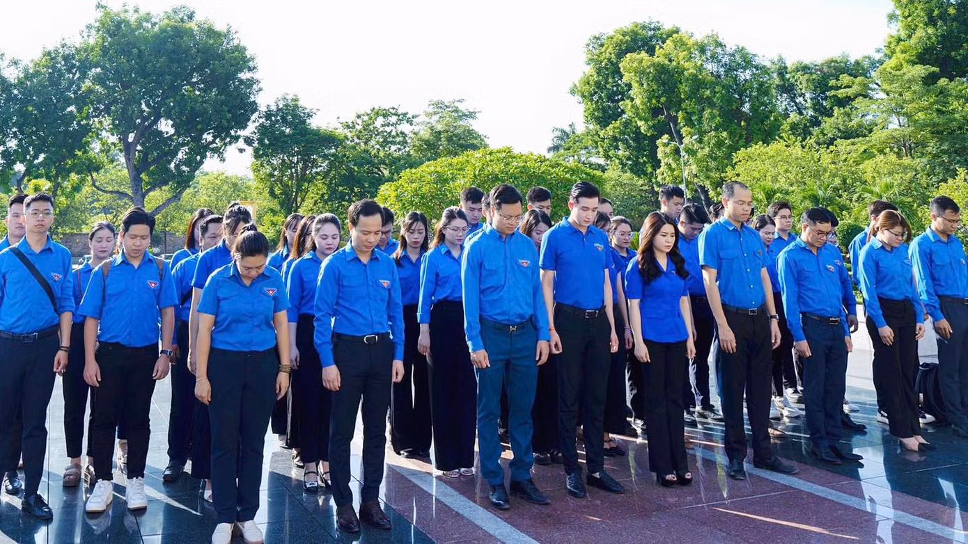 Các đại biểu thành kính tưởng nhớ các Anh hùng liệt sĩ.