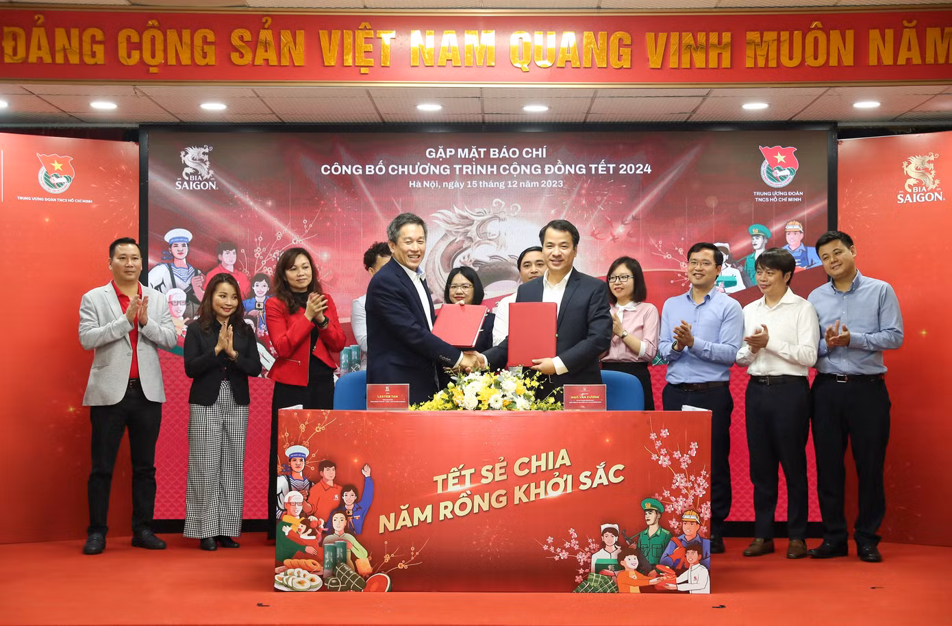 Ngày 15/12, tại Hà Nội, T.Ư Đoàn và SABECO công bố chuỗi chương trình cộng đồng Tết Giáp Thìn 2024 ‘Tết sẻ chia, năm Rồng khởi sắc’. Ngày 15/12, tại Hà Nội, T.Ư Đoàn và SABECO công bố chuỗi chương trình cộng đồng Tết Giáp Thìn 2024 ‘Tết sẻ chia, năm Rồng khởi sắc’.