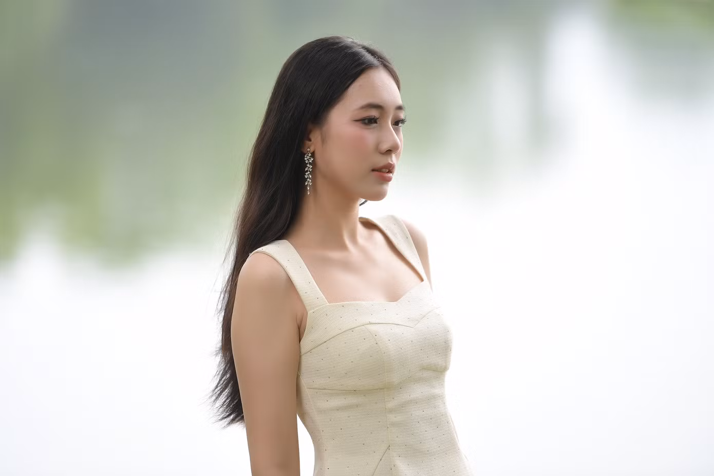 “Sau mỗi hành trình tại Hoa hậu Việt Nam, tôi lại có thêm một cơ sở để dự đoán người đăng quang. Top 1 trong lòng tôi là thí sinh Nguyễn Thị Vân Nhi. Tôi ấn tượng vẻ đẹp không góc chết của cô ấy. Ngoài ra, rất nhiều cô gái xứng đáng vào Top 5 như Trúc Linh, Thùy Dương, Thanh Thảo, Minh Thu…”, Phương Chi chia sẻ. “Sau mỗi hành trình tại Hoa hậu Việt Nam, tôi lại có thêm một cơ sở để dự đoán người đăng quang. Top 1 trong lòng tôi là thí sinh Nguyễn Thị Vân Nhi. Tôi ấn tượng vẻ đẹp không góc chết của cô ấy. Ngoài ra, rất nhiều cô gái xứng đáng vào Top 5 như Trúc Linh, Thùy Dương, Thanh Thảo, Minh Thu…”, Phương Chi chia sẻ.