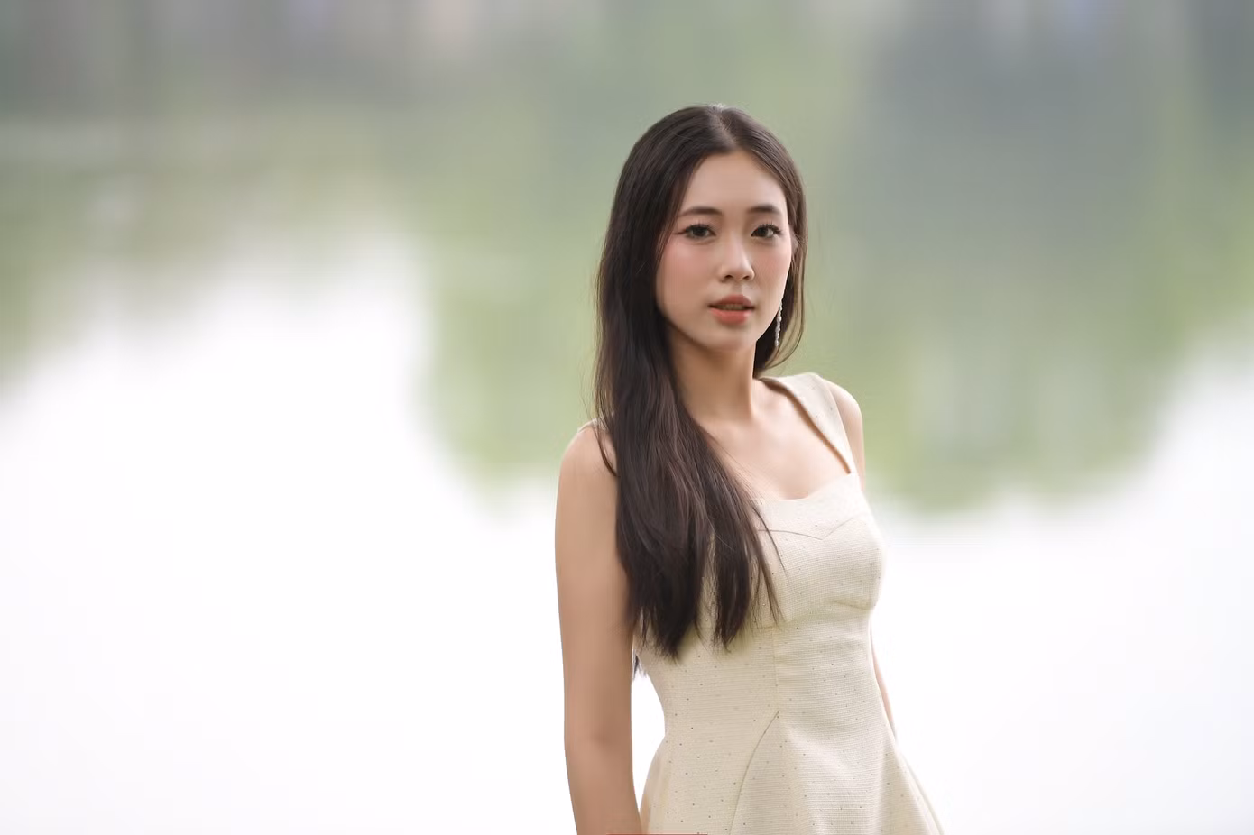 Trong các Hoa hậu Việt Nam, Phương Chi đặc biệt ấn tượng với Hoa hậu Đỗ Thị Hà và Hoa hậu Huỳnh Thị Thanh Thủy. "Chị Đỗ Hà cho tôi cảm giác về một cô gái trẻ luôn nỗ lực vượt qua mọi áp lực để hoàn thiện mình, dám bước ra thế giới với tinh thần tự tin và cầu tiến. Còn chị Thanh Thủy lại khiến tôi ngưỡng mộ bởi sự điềm tĩnh, sâu sắc và vẻ đẹp trí tuệ. Dù tuổi đời còn rất trẻ, cả hai chị đều nỗ lực chứng minh họ dám đam mê và tỏa sáng theo cách riêng của mình", cô nói. Trong các Hoa hậu Việt Nam, Phương Chi đặc biệt ấn tượng với Hoa hậu Đỗ Thị Hà và Hoa hậu Huỳnh Thị Thanh Thủy. "Chị Đỗ Hà cho tôi cảm giác về một cô gái trẻ luôn nỗ lực vượt qua mọi áp lực để hoàn thiện mình, dám bước ra thế giới với tinh thần tự tin và cầu tiến. Còn chị Thanh Thủy lại khiến tôi ngưỡng mộ bởi sự điềm tĩnh, sâu sắc và vẻ đẹp trí tuệ. Dù tuổi đời còn rất trẻ, cả hai chị đều nỗ lực chứng minh họ dám đam mê và tỏa sáng theo cách riêng của mình", cô nói.
