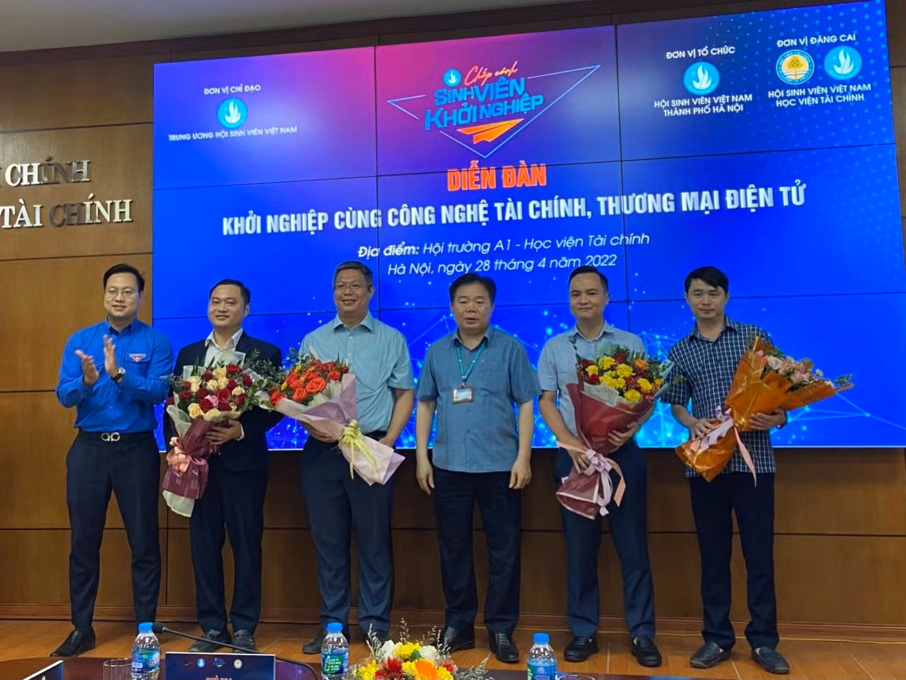 Ban Tổ chức tặng hoa cho các diễn giả tham dự Diễn đàn.