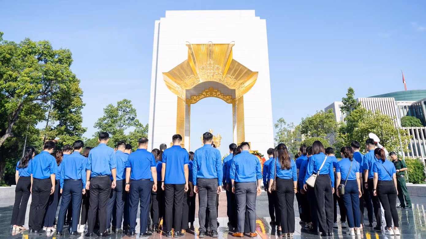 Các đại biểu thành kính tưởng nhớ các Anh hùng liệt sĩ.