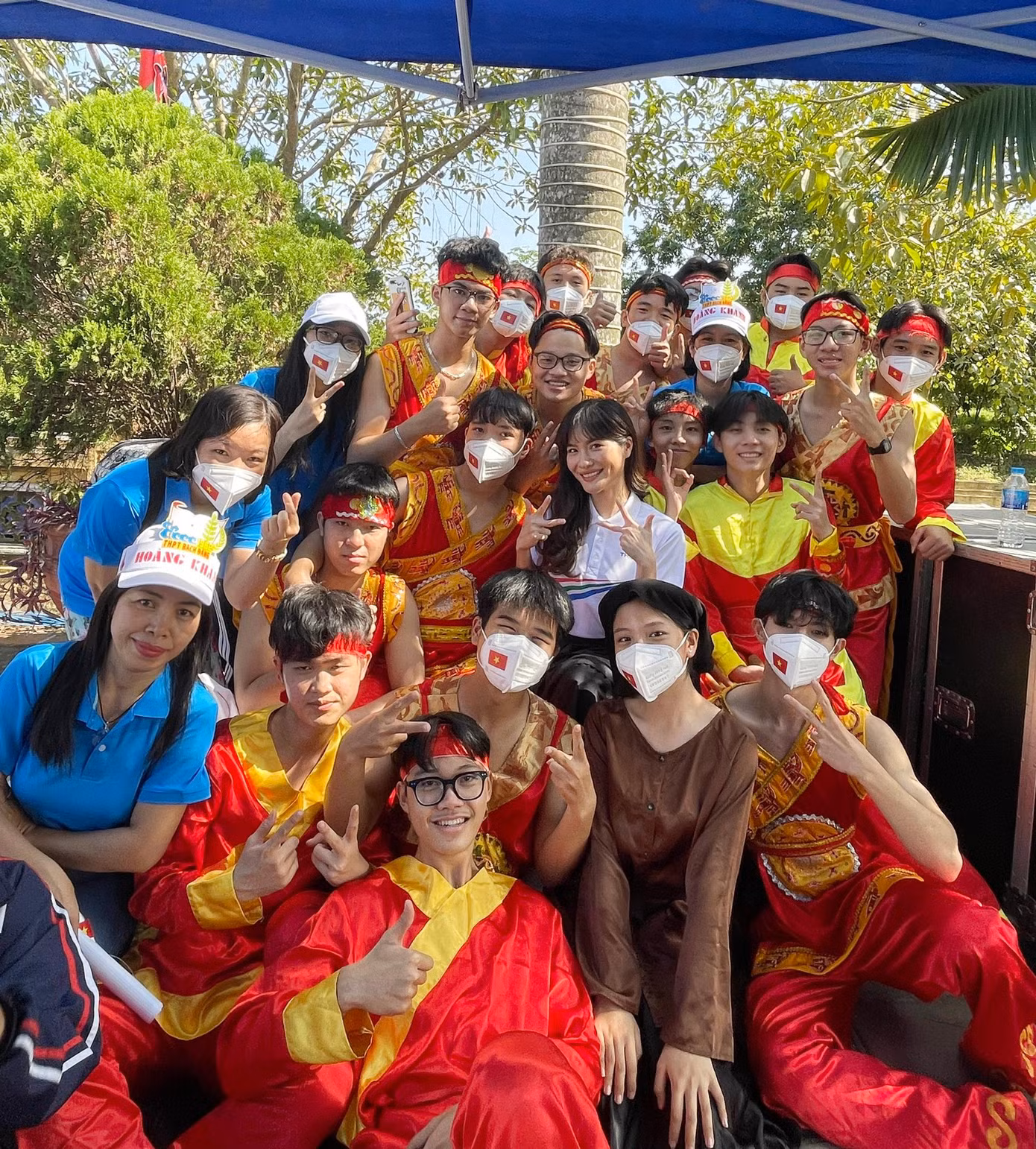 MC Mai Trang và học sinh tại điểm cầu trường THPT Bạch Đằng (Quảng Ninh) trong 2 ngày vừa qua. MC Mai Trang và học sinh tại điểm cầu trường THPT Bạch Đằng (Quảng Ninh) trong 2 ngày vừa qua.