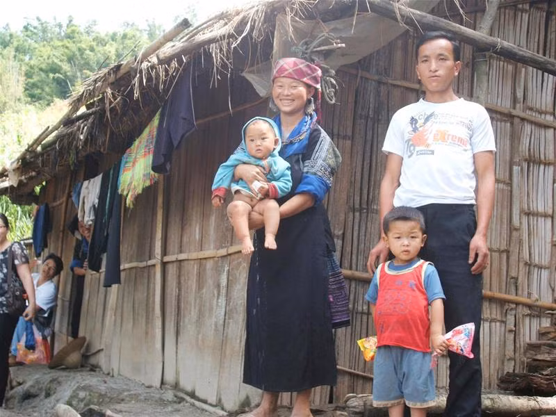 Gia đình Hây Chờ Báo - một hộ nghèo ở xã La Pán Tẩn (Mù Cang Chải) Ảnh: K.Huyền