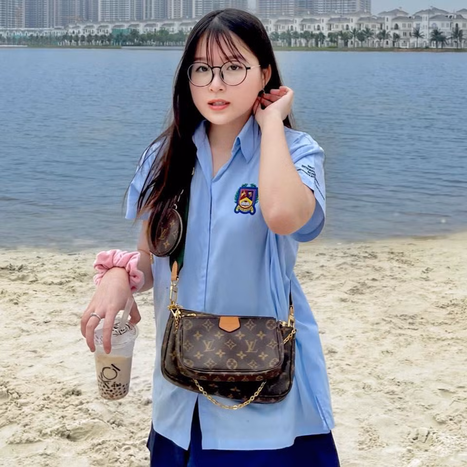 Không chỉ sở hữu ngoại hình xinh xắn, cô nàng còn sở hữu thành tích học tập "cực khủng".