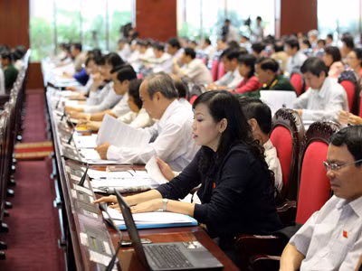Đại biểu QH bấm nút biểu quyết thông qua Luật phòng, chống tham nhũng. Ảnh: Hồng Vĩnh