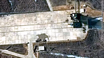 GeoEye chụp được hình ảnh các hoạt động diễn ra quanh bệ phóng vào ngày 28-3.