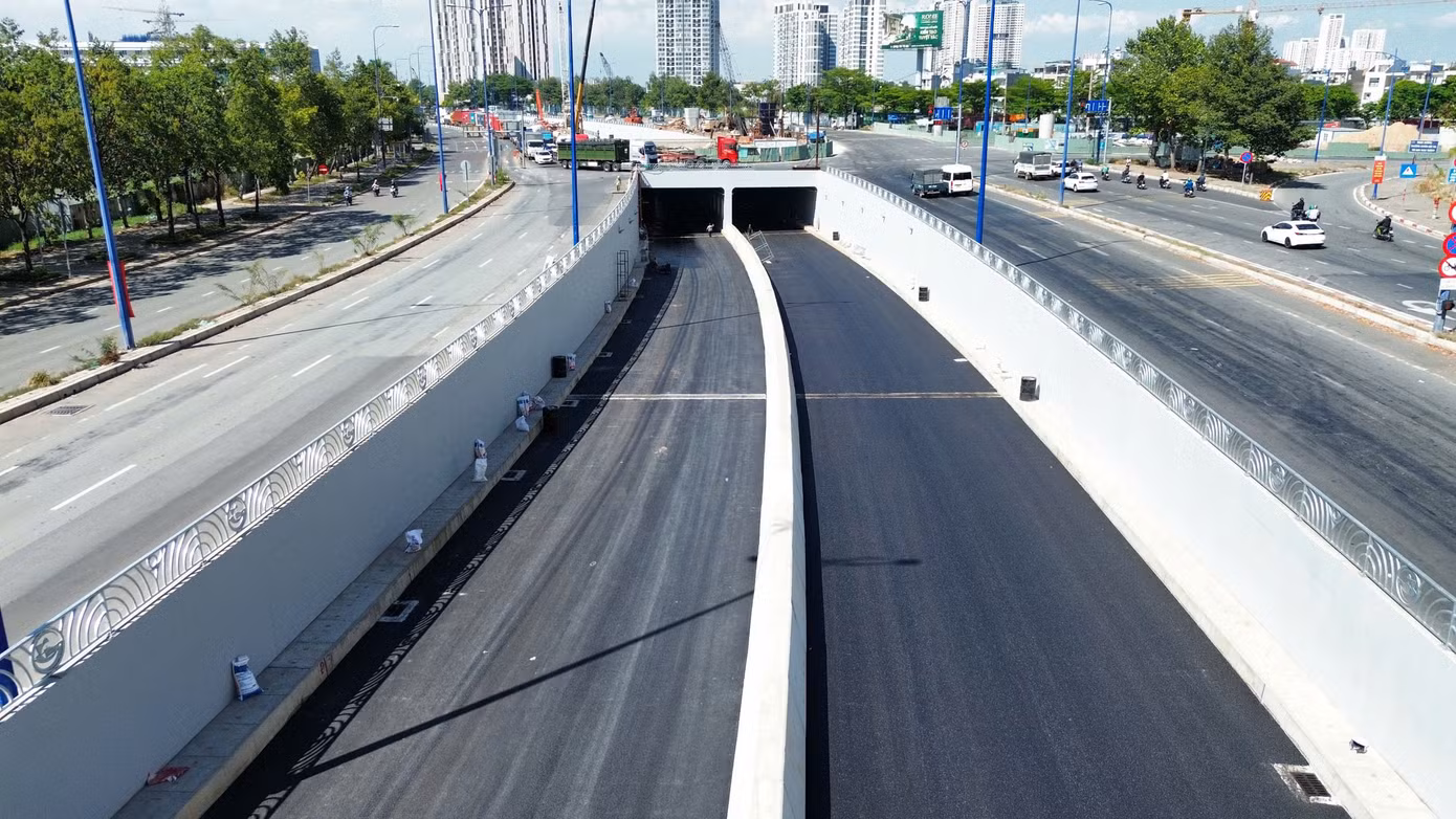 Theo Ban Quản lý Dự án đầu tư xây dựng các công trình giao thông TPHCM (Ban Giao thông, chủ đầu tư) hiện nay công trình hầm chui HC1 đã hoàn tất các hạng mục chính và chuẩn bị thông xe vào ngày 9/5 tới.