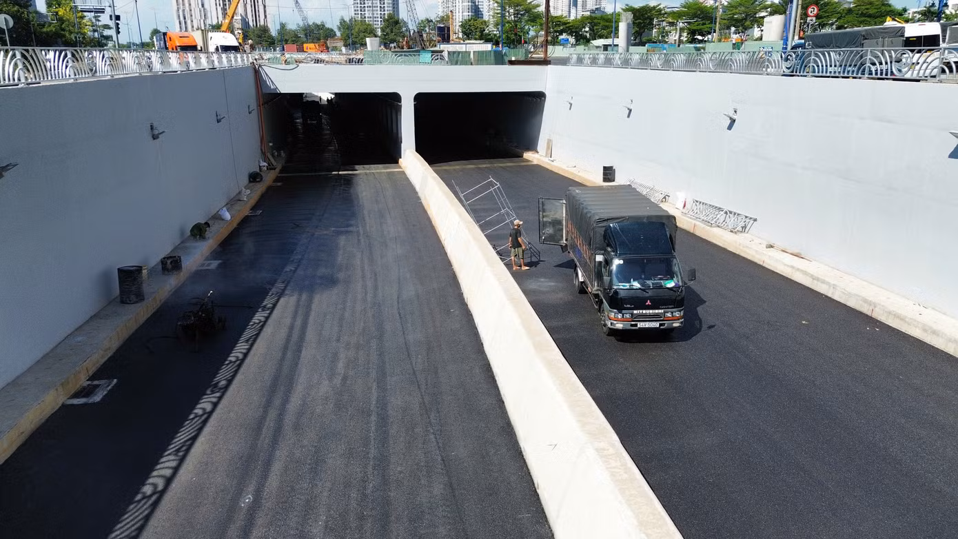 Hầm HC1 có chiều dài 480m, thiết kế 4 làn xe. Trước đó, Ban Giao thông TPHCM dự kiến thông xe kỹ thuật hầm hạng mục này đúng dịp 30/4. Tuy nhiên, việc chậm hoàn thiện hệ thống trạm bơm đã ảnh hưởng đến tiến độ thông xe. Theo Ban Giao thông, do địa chất phức tạp và mạch nước ngầm là nguyên nhân khiến công trình chậm hơn kế hoạch ban đầu.