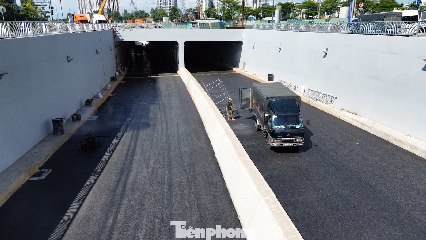 Hầm HC1 có chiều dài 480m, thiết kế 4 làn xe. Trước đó, Ban Giao thông TPHCM dự kiến thông xe kỹ thuật hầm hạng mục này đúng dịp 30/4. Tuy nhiên, việc chậm hoàn thiện hệ thống trạm bơm đã ảnh hưởng đến tiến độ thông xe. Theo Ban Giao thông, do địa chất phức tạp và mạch nước ngầm là nguyên nhân khiến công trình chậm hơn kế hoạch ban đầu.