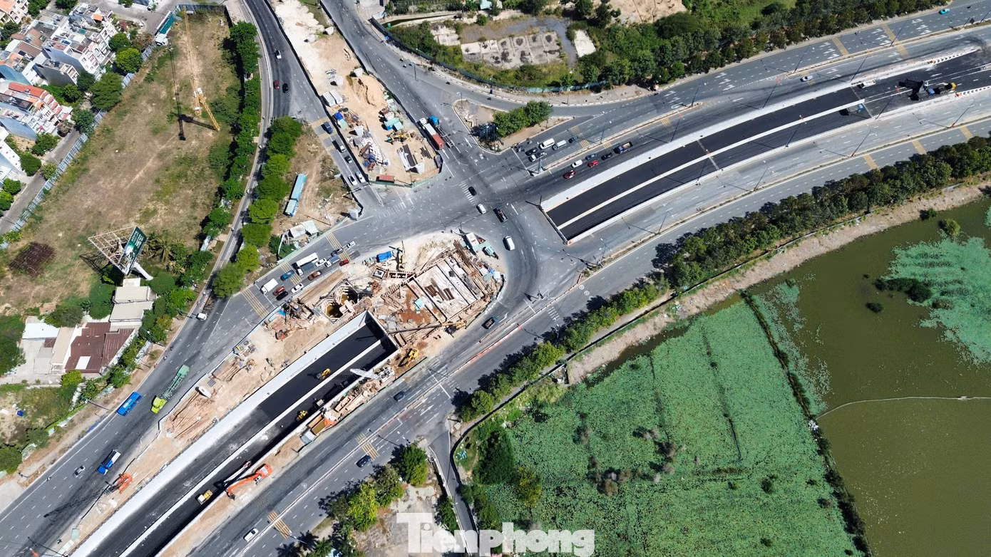 Hầm chui HC1 (gói thầu HC1-01) thuộc dự án nút giao thông An Phú (TP.Thủ Đức) có tổng vốn đầu tư hơn 341 tỷ đồng. Công trình nằm tại điểm giao giữa đường Mai Chí Thọ và đường Đồng Văn Cống.
