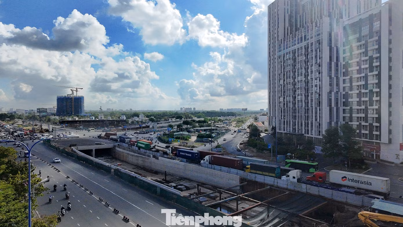Ngoài hầm chui HC1, dự án xây dựng nút giao thông An Phú còn bao gồm công trình hầm chui HC2 dài 760m với tổng vốn hơn 343 tỷ đồng, cùng các cầu vượt và hệ thống giao thông phụ trợ.