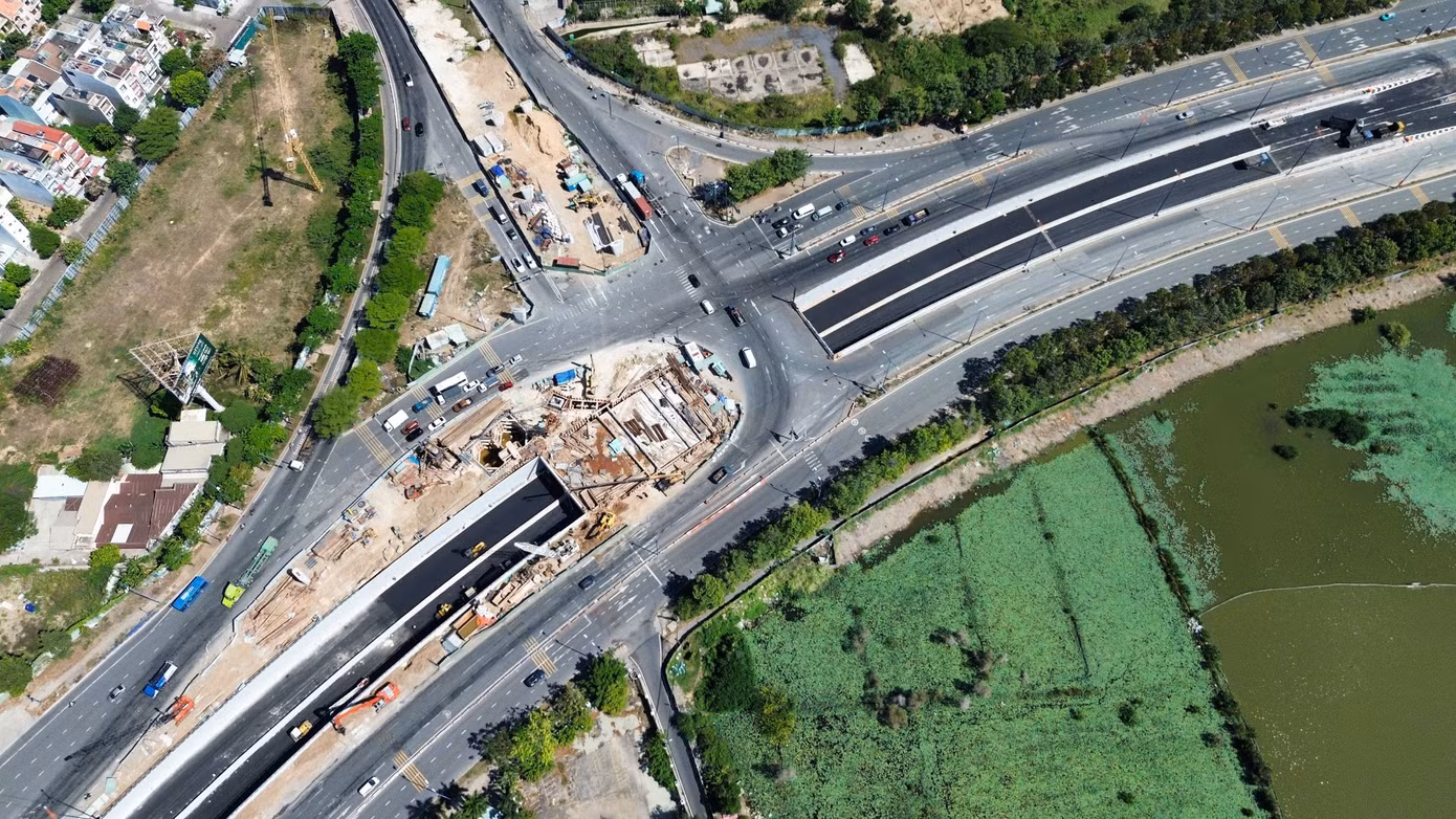 Hầm chui HC1 (gói thầu HC1-01) thuộc dự án nút giao thông An Phú (TP.Thủ Đức) có tổng vốn đầu tư hơn 341 tỷ đồng. Công trình nằm tại điểm giao giữa đường Mai Chí Thọ và đường Đồng Văn Cống.