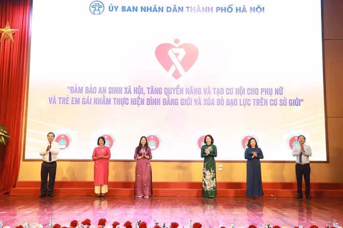 Các đại biểu thực hiện nghi thức phát động Tháng hành động vì bình đẳng giới Các đại biểu thực hiện nghi thức phát động Tháng hành động vì bình đẳng giới