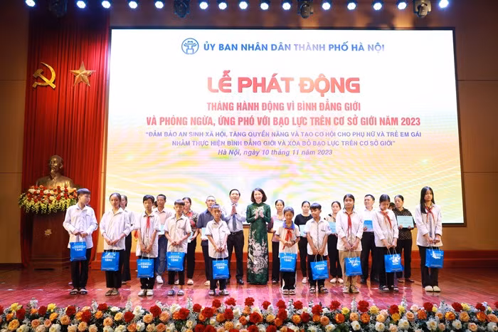 Lãnh đạo thành phố trao tặng quà cho trẻ em trong các gia đình có hoàn cảnh khó khăn Lãnh đạo thành phố trao tặng quà cho trẻ em trong các gia đình có hoàn cảnh khó khăn