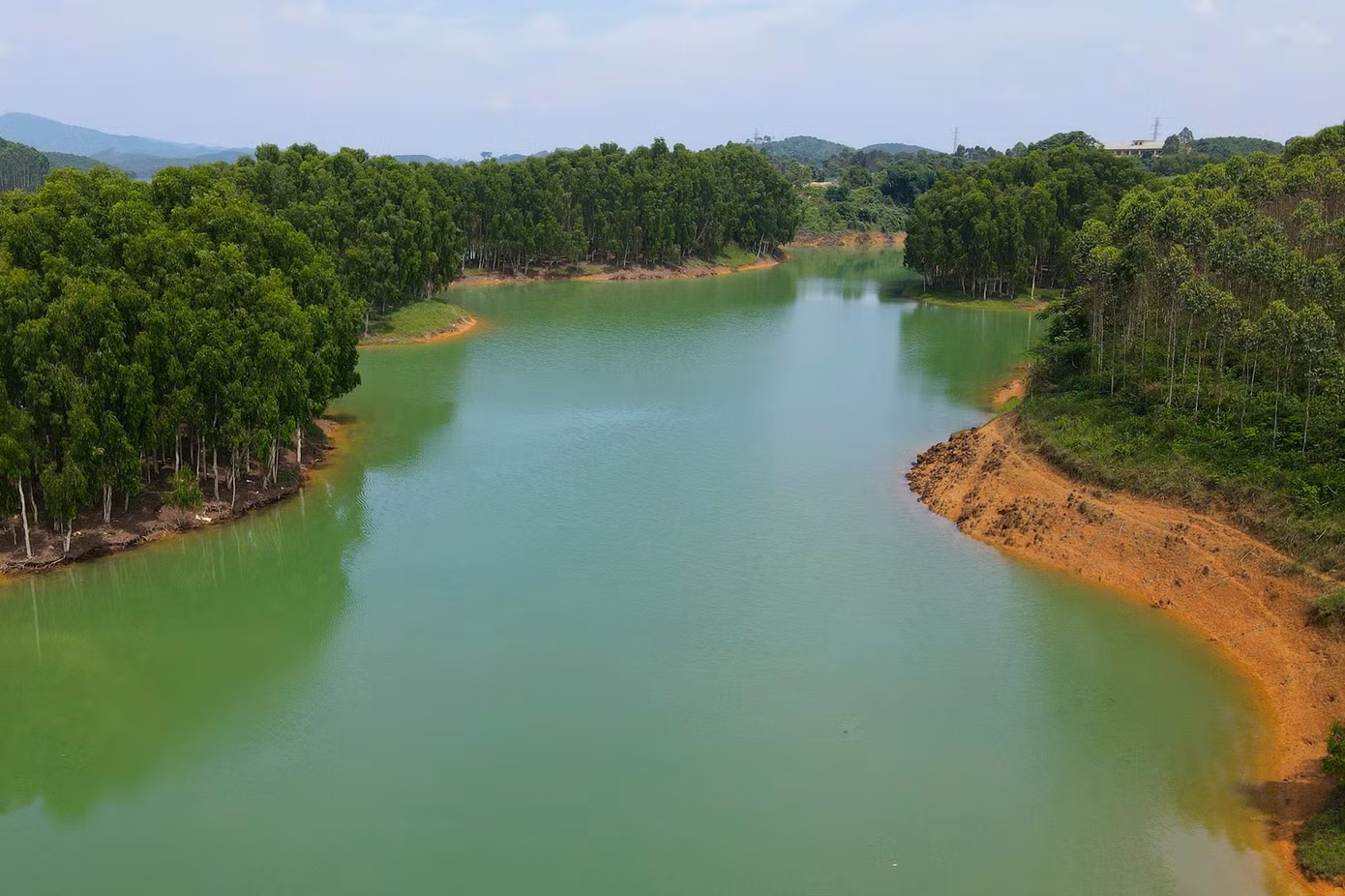 Vẻ đẹp nguyên sơ, kì bí đã tạo cho Thác Bà một vẻ đẹp lung linh huyền ảo, hiếm có.