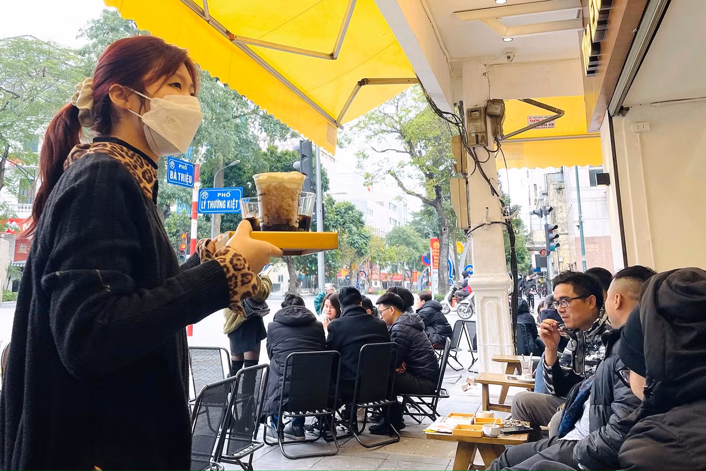Tại một quán cà phê trên phố Lý Thường Kiệt, nhân viên luôn tay luôn chân phục vụ vì khách đông. Tại một quán cà phê trên phố Lý Thường Kiệt, nhân viên luôn tay luôn chân phục vụ vì khách đông.
